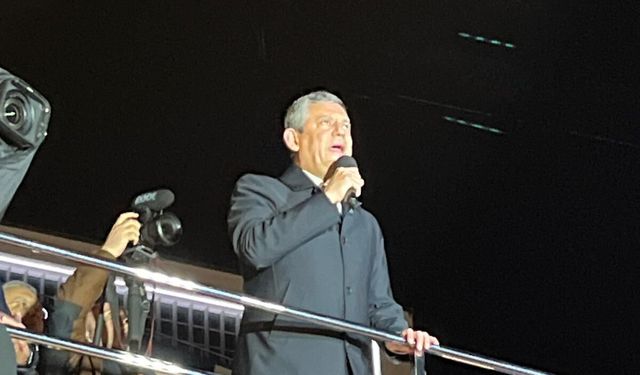 Özgür Özel Bursa'da canlı açılış heyecanı yaşattı