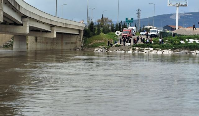 Bursa'da yağmurdan yükselen dere, aracıyla köprü altından geçmek isteyen yaşlı adamı yuttu