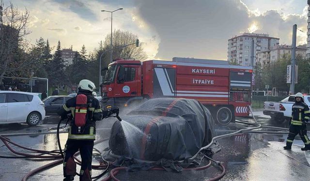 Alev alan elektrikli otomobil yangın battaniyesiyle söndürüldü