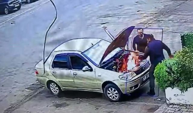 Alev alan otomobili üfleyerek söndürmeye çalıştı: O anlar kamerada