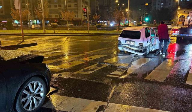 Alkollü sürücü kırmızı ışıkta bekleyen otomobile çarptı: 1 yaralı