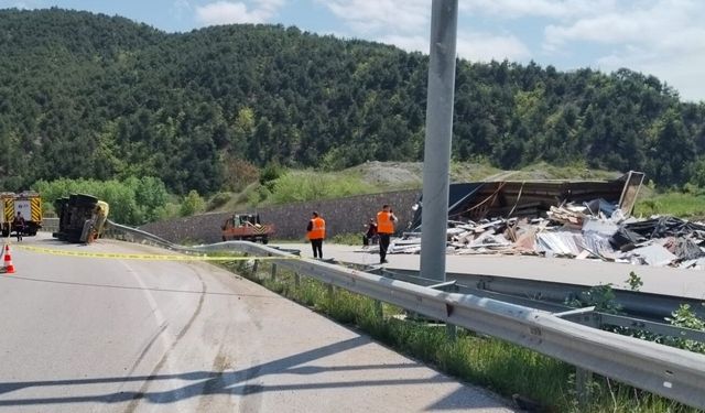 Amasya'da devrilen tırın sürücüsü hayatını kaybetti