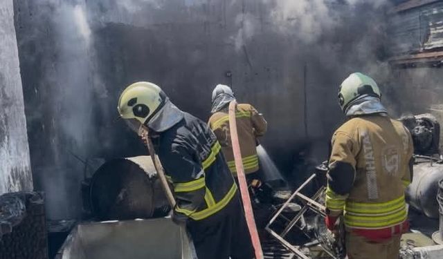 Antakya'da iş yeri alevlere teslim oldu