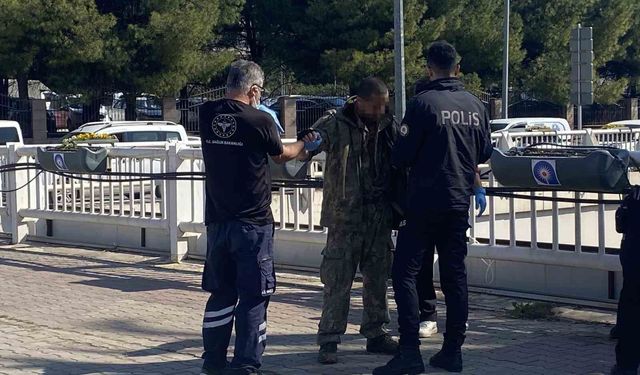 Antalya'da alt geçit demirlerine çıkan genci polis ikna edip indirdi