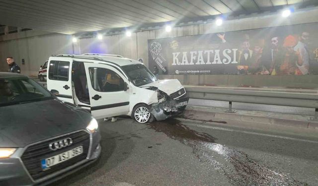Antalya'da kontrolden çıkan otomobil bariyerlere çarptı: 3 yaralı