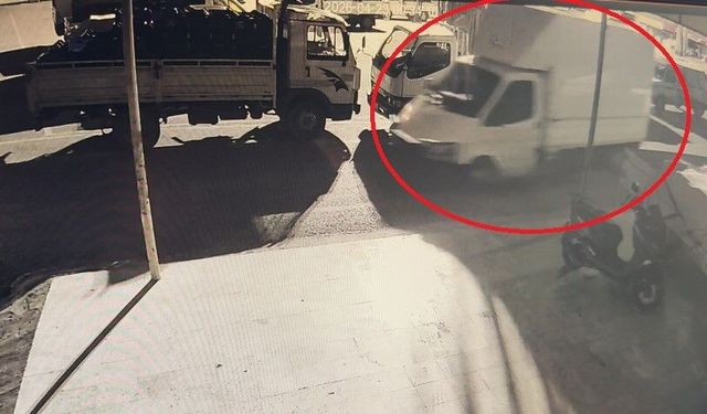 Antalya'da üzerinde anahtarı unutulan biber yüklü kamyonet terk edilmiş halde bulundu