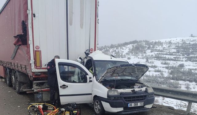 Aşkale yolunda feci kaza: Hafif Ticari araç, Tır'a arkadan çarptı, 2 ölü 3 yaralı