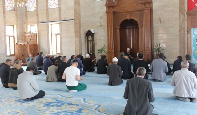 Ayla Kara ve öğrencileri Kula'da dualarla anıldı