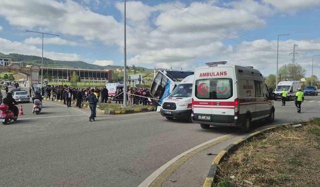 Bartın'da korkutan kaza: Öğrencileri taşıyan otobüs otomobile çarptı