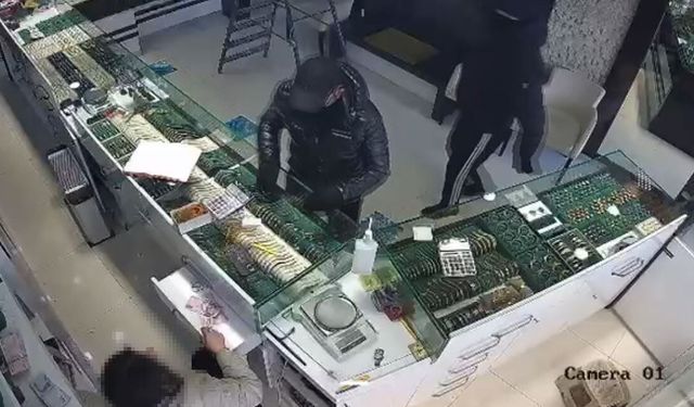 Başakşehir'de kuyumcuda soygun girişimi: İşletme sahibinin çığlıklarıyla kaçtılar