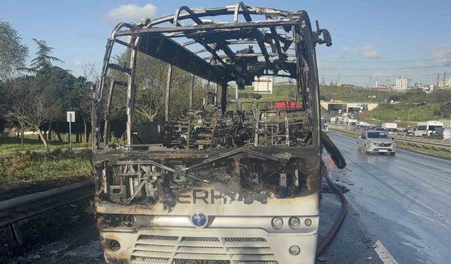 Bayrampaşa'da minibüs alevlere teslim oldu