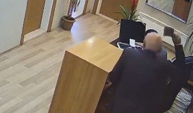 Belediye personeline satırla saldırı kamerada