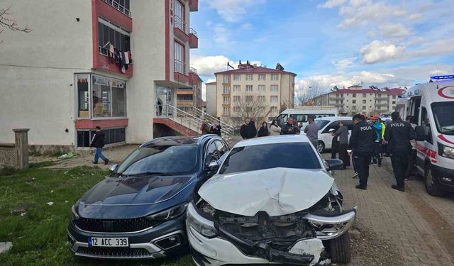 Bingöl'de iki otomobil çarpıştı: 4 yaralı