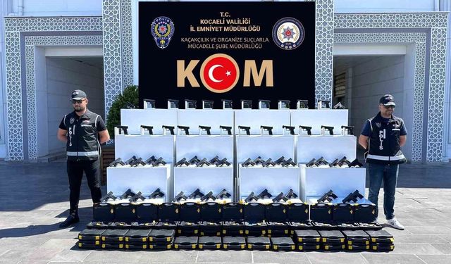 Bir minibüs dolusu silah ve malzemeleri ele geçirildi