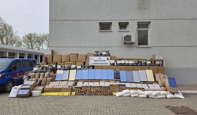 Bursa'da kaçak tütün baskını: Depo ve araçlardan servet çıktı