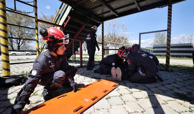 Büyükşehir DEBAK ekibi, eğitimlerini aralıksız sürdürüyor