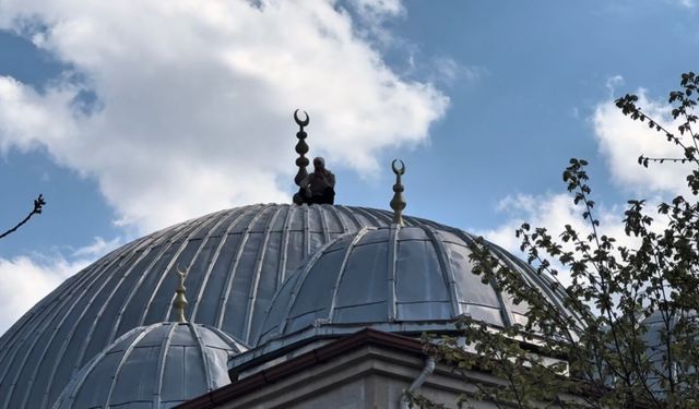 Caminin çatısına çıkan şahıs 2 saatlik çabanın sonunda ikna edilerek aşağı indirildi