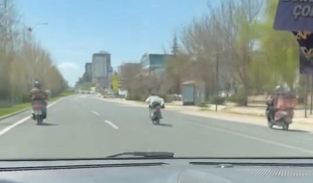 Canını hiçe sayıp motosikleti üzerine uzanarak sürdü