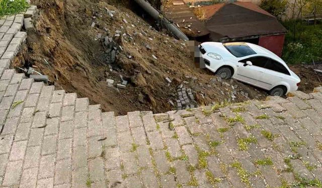 Çöken duvarla birlikte otomobil okul bahçesine düştü
