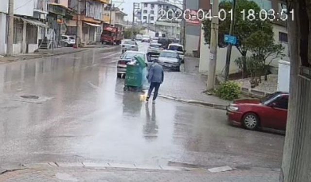 Çöpe atılacak batarya işletmecinin elinde alev aldı