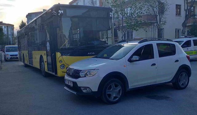 Çorum'da halk otobüsü ile otomobil çarpıştı: 4 yaralı