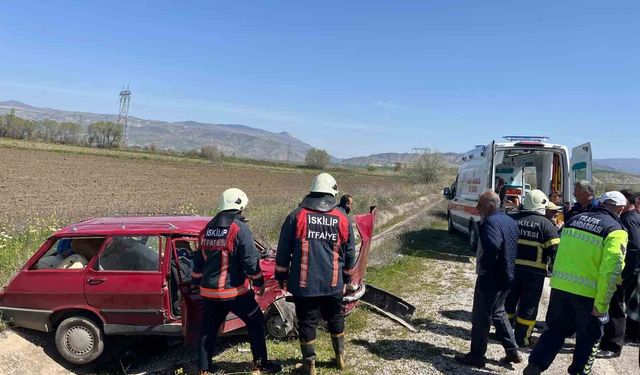 Çorum'da iki otomobil çarpıştı: 3 yaralı