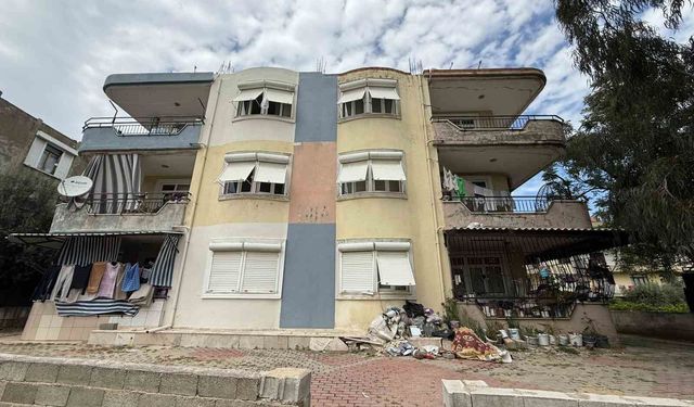 Daire içerisinde ve bahçede biriktirilen çöpler vatandaşı isyan ettirdi