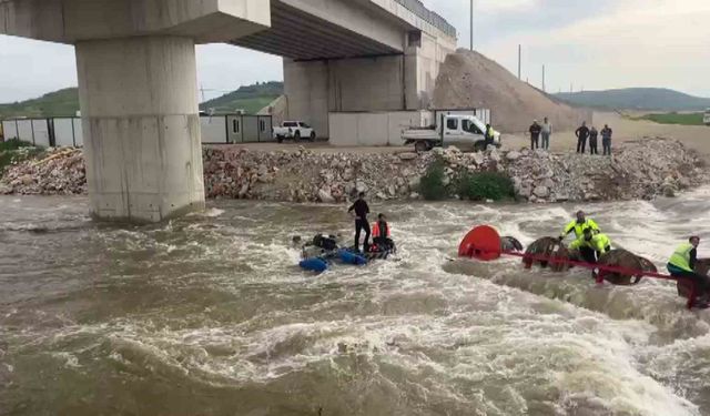 Dereyi traktörle geçmek isterken faciadan dönüldü: 10 işçi vinçle kurtarıldı