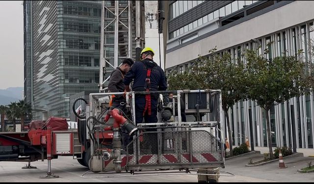 Dış cephede cam silerken asansör sistemi arıza yapınca mahsur kaldılar