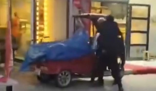 Diyarbakır'da çevredekileri rahatsız eden şahıs kamerada