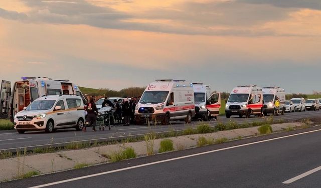 Diyarbakır'da faciadan dönüldü: Takla atan araçtaki 10 kişi yaralandı