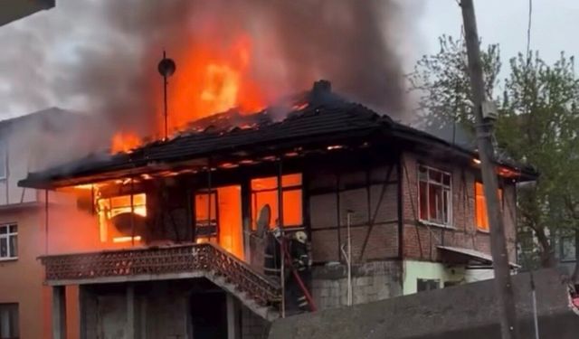 Düzce'de iki katlı ev alev topuna döndü