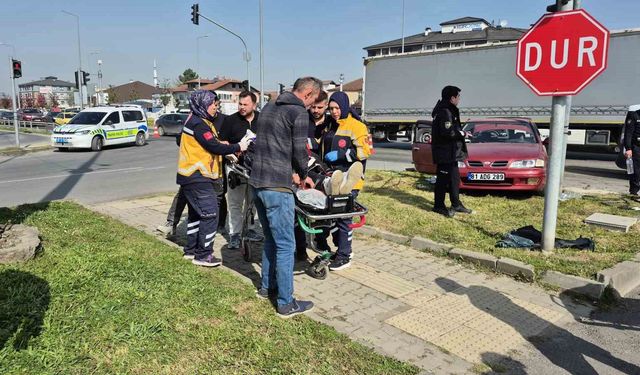 Düzce'de kavşakta otomobiller çarpıştı: 6 yaralı