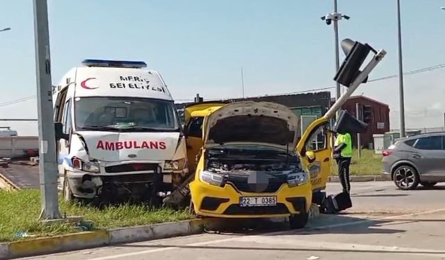 Edirne'de ambulans ile taksi çarpıştı: 5 yaralı