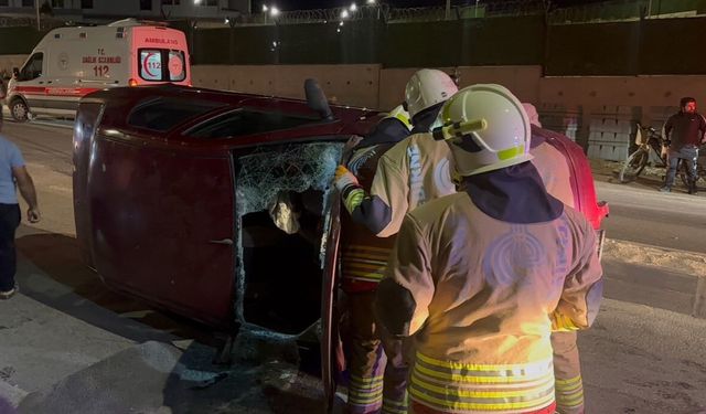 Edirne'de refüje çarpıp yan yatan otomobildeki 2 kişi kurtarıldı