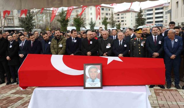 Şehidini son yolculuğuna uğurladı