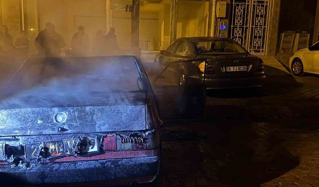 Elazığ'da TOFAŞ araç alev alev yandı