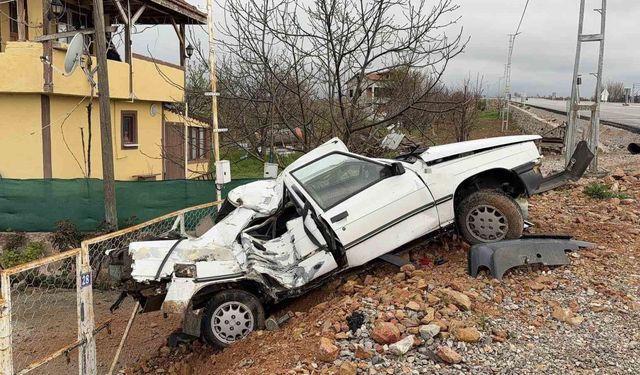 Elektrik direğine çarpan otomobil hurdaya döndü