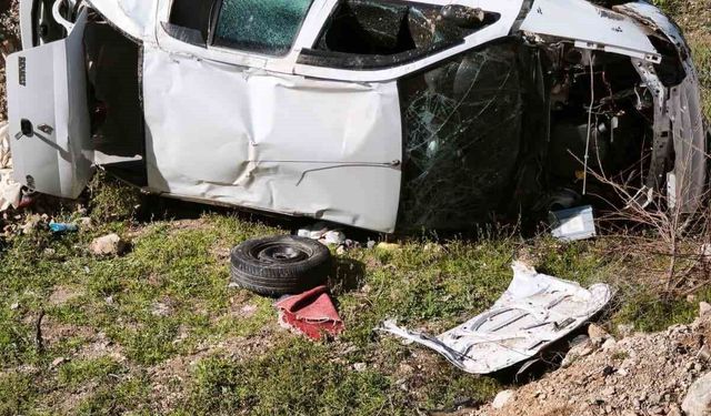 Emniyet şeridindeki kamyonete çarpan otomobil boş araziye uçtu: 4 yaralı