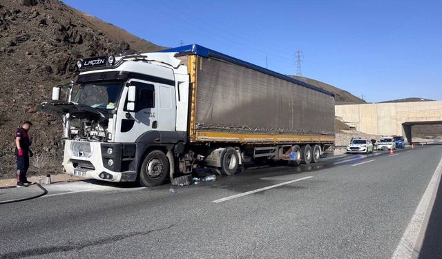 Erzincan'da seyir halindeki tırda çıkan yangın söndürüldü