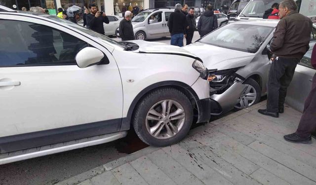 Erzincan'da trafik kazası: 2 yaralı