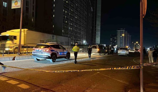 Esenyurt'ta motosiklet yolun karşısına geçmeye çalışan yayaya çarptı: 1 ölü, 2 yaralı