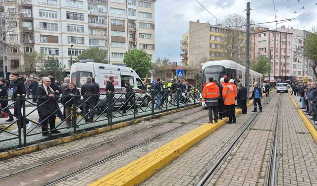 Eskişehir'de tramvayın çarptığı yaşlı kadın yaralandı