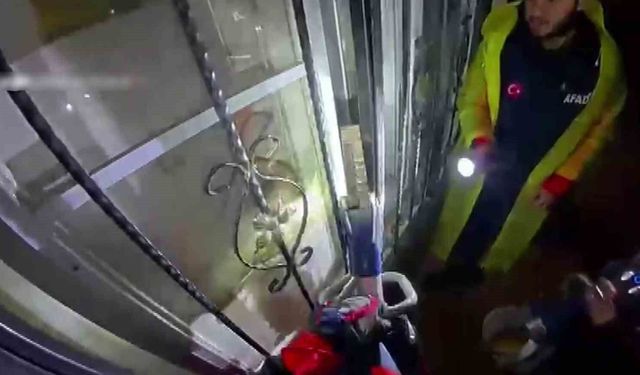 Evlerinde mahsur kalan vatandaşları AFAD kurtardı