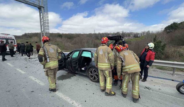 Eyüpsultan'da hafriyat kamyonuna çarpan otomobil hurdaya döndü: 1 yaralı