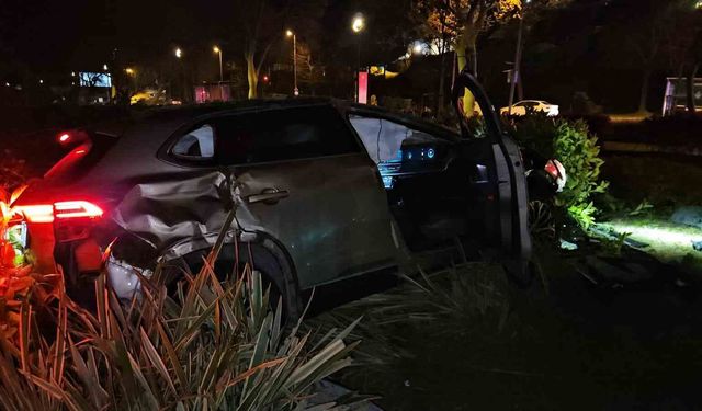 Fatih'te yoldan çıkan otomobil taklalar atarak parka savruldu: 1 yaralı