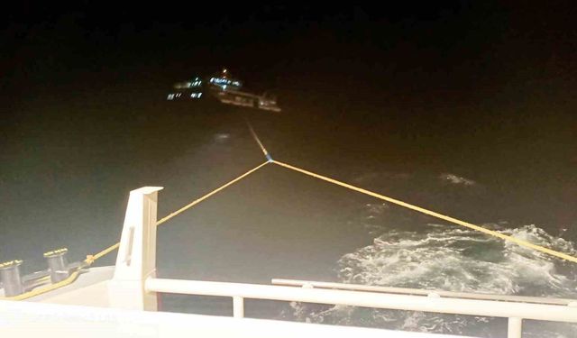 Fethiye açıklarında makine arızası nedeniyle sürüklenen tekne kurtarıldı