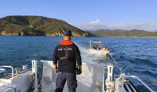 Fethiye açıklarında sürüklenen tekneyi Sahil Güvenlik kurtardı