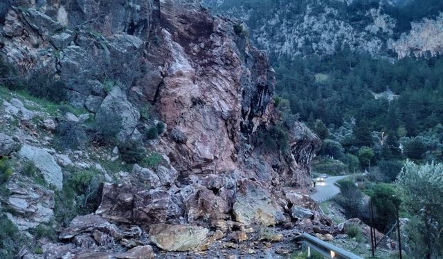 Fethiye'de kaya düşmesi sonucu Faralya yolu ulaşıma kapandı