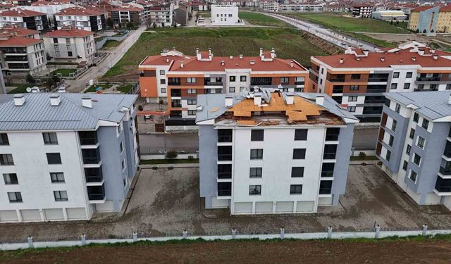 Fırtına binanın çatısını uçurdu, faciadan dönüldü